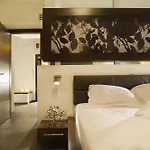 12 Months & Hotell Tsagarada