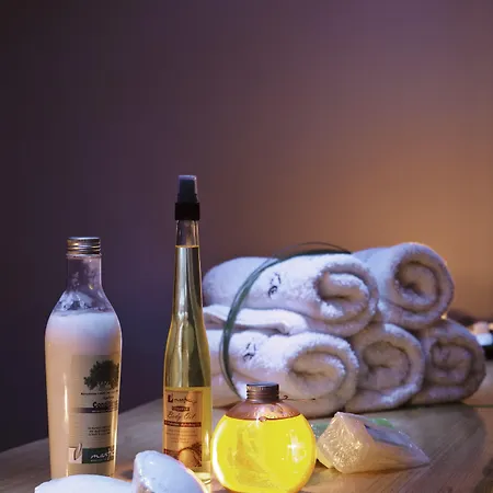 מלון 12 Months & טסגרדה